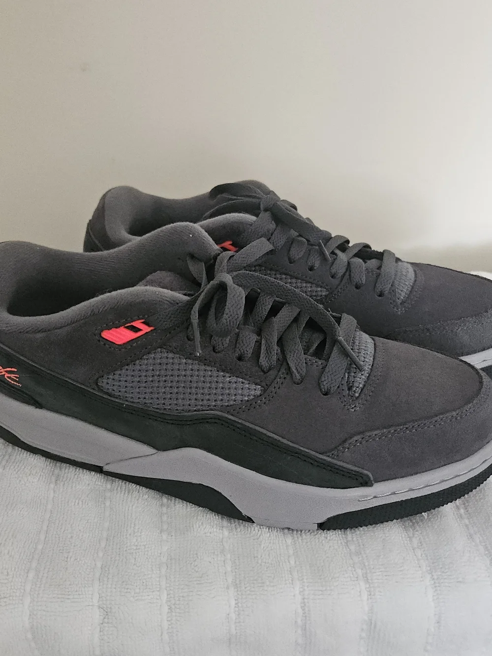 Jordan Flight Court Men’s Size 10 Low Top Dark Grey Infrared HF3255-003
